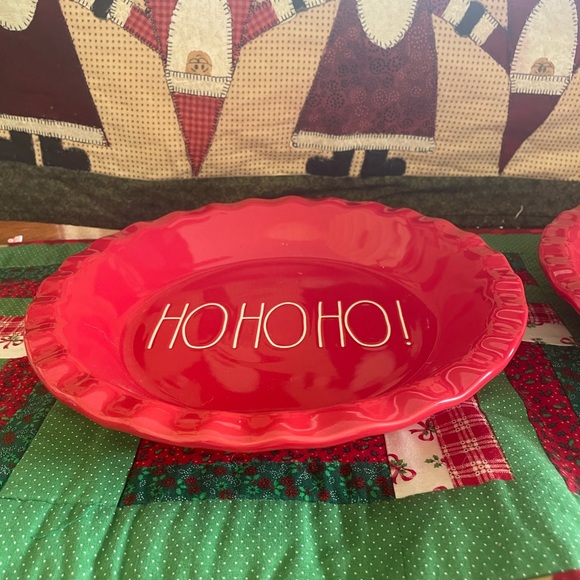 Rae Dunn Christmas set of Pie Dishes - Picture 4 of 6